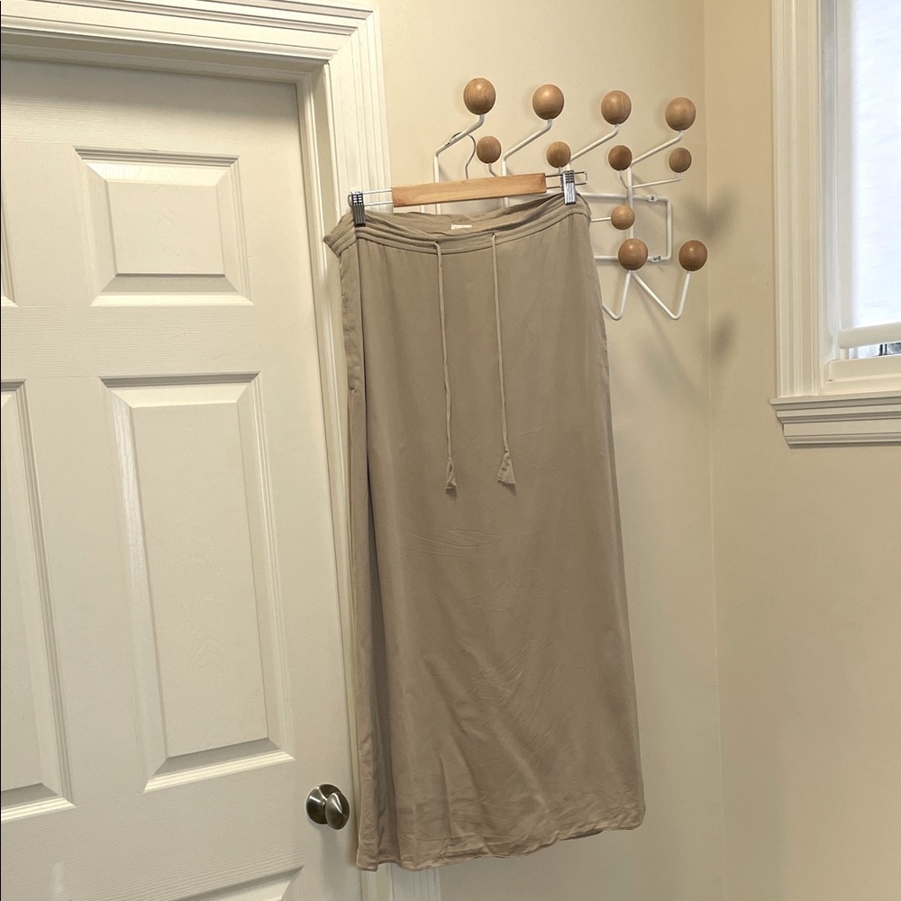 Aritzia - Babaton Classic Silk Maxi Skirt - Light Cream Neutral - XS